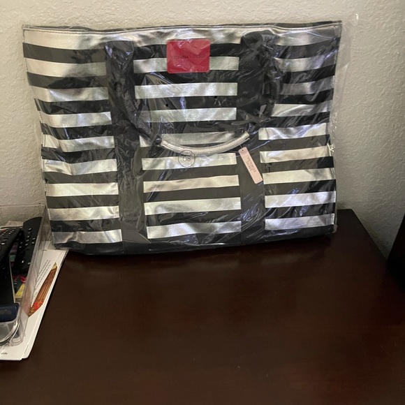 Assortments new VS and PINK TOTES - Picture 10 of 15